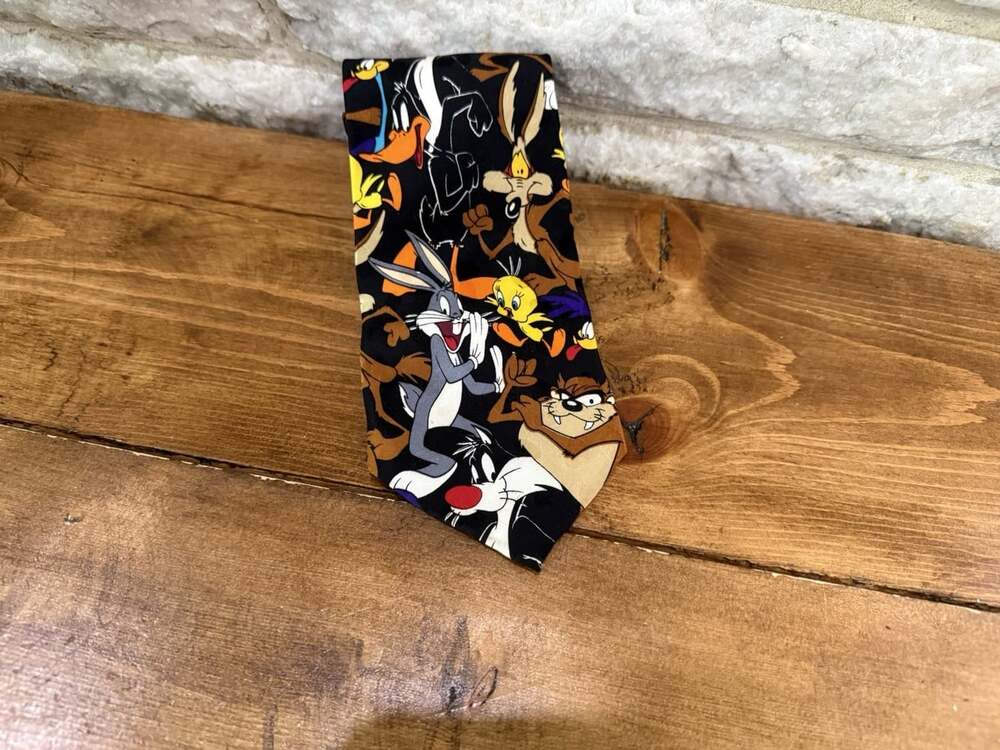 VNTG 1997 Looney Tunes Men’s Neck Tie. Many Looney Toon Characters 100% Silk